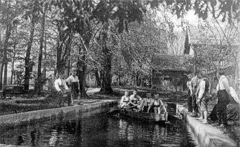  Bootsfahrt im eigenen Teich - ca. 1955